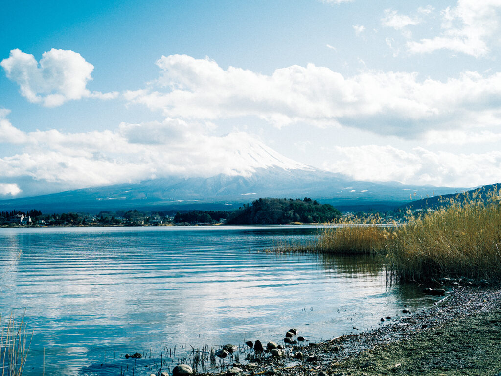 ホテルから歩いて10分ほどで、雄大な富士山の姿を望む河口湖畔へ。「湖上の早朝カヌー」などのアクティビティもここで行われる。