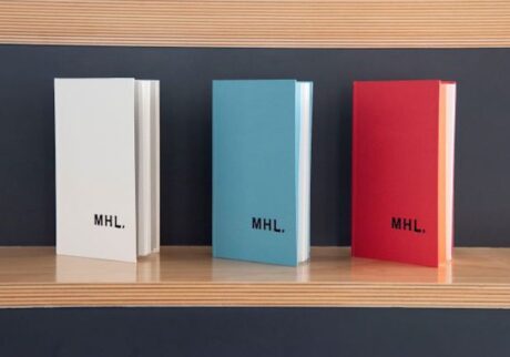 〈KOKUYO〉のクラシカルなスケッチブックに〈MHL.〉のロゴを載せ、スペシャルカラーで仕上げた「THINK OF THINGS FOR MHL.  SKETCH BOOK」各¥825。3色展開。