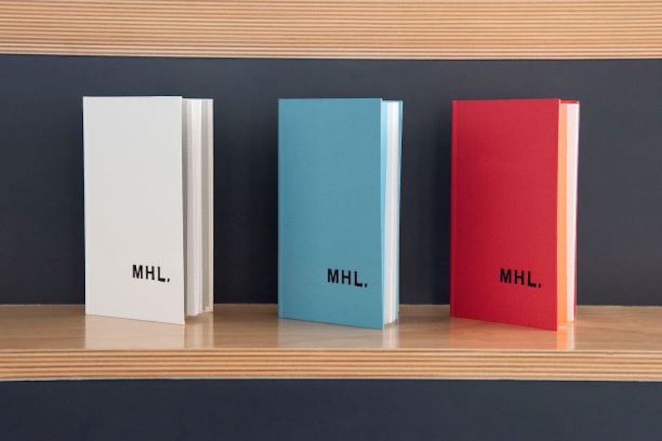 〈KOKUYO〉のクラシカルなスケッチブックに〈MHL.〉のロゴを載せ、スペシャルカラーで仕上げた「THINK OF THINGS FOR MHL. SKETCH BOOK」各¥825。3色展開。マーガレットハウエル 代官山