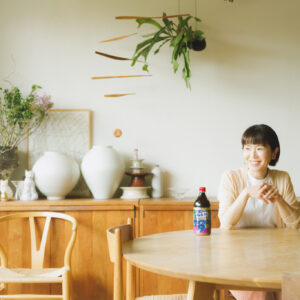 仕事がひと段落した昼下がり、ダイニングから外を眺める料理家のワタナベマキさん。ほっと一息つく時間に寄り添ってくれるのが「Welch’s グレープ100」。
