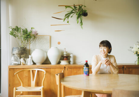 仕事がひと段落した昼下がり、ダイニングから外を眺める料理家のワタナベマキさん。ほっと一息つく時間に寄り添ってくれるのが「Welch’s グレープ100」。