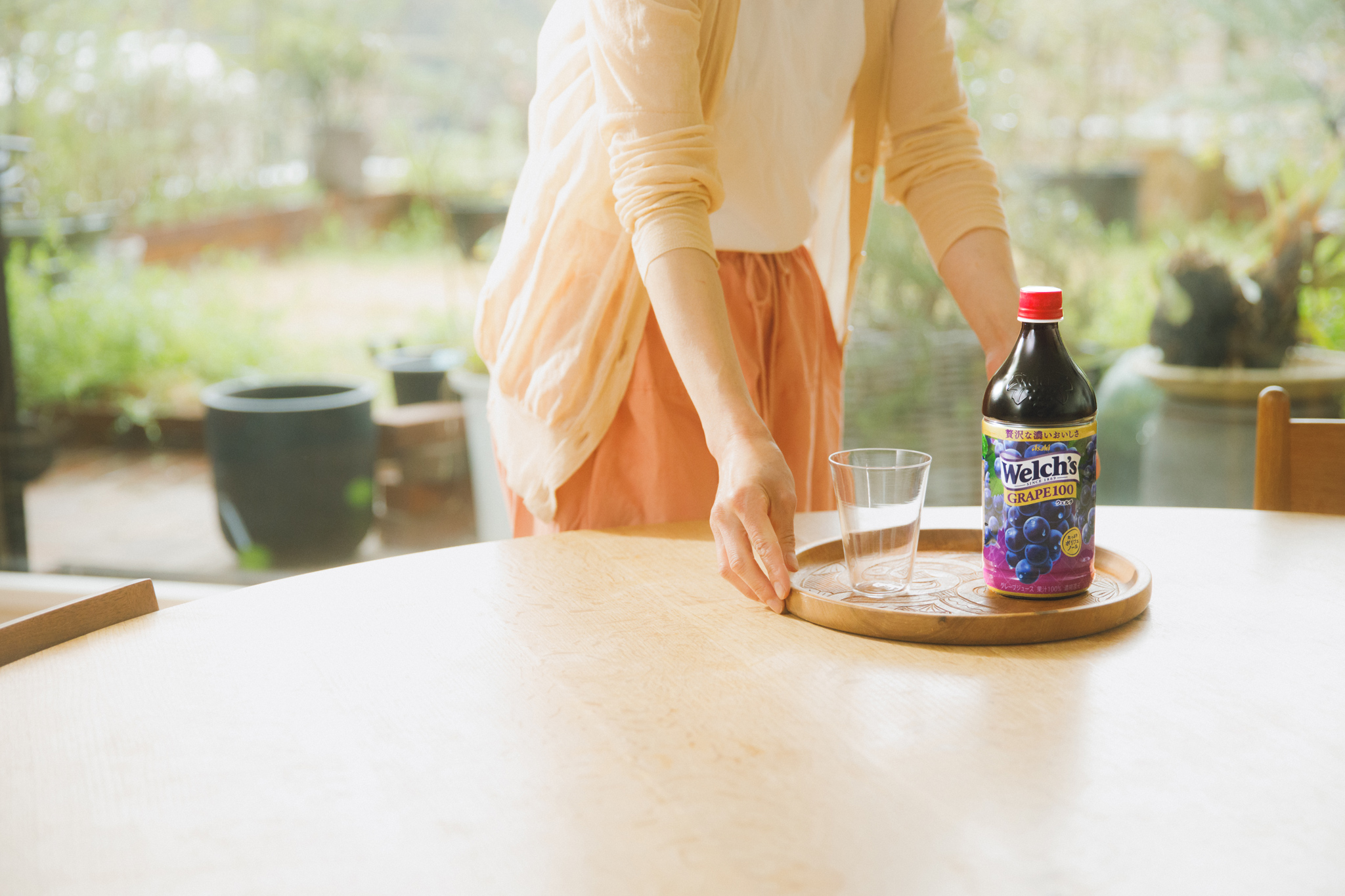 「Welch’s グレープ100」のペットボトルは800gの大容量。一人でも、誰かと一緒でも、テーブルを囲む時間を豊かにしてくれる。 「Welch’s グレープ100」のペットボトルは800gの大容量。一人でも、誰かと一緒でも、テーブルを囲む時間を豊かにしてくれる。