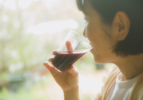 「上品な甘さで毎日でも飲みやすい。グラス一杯でも十分な満足感がありますね」とワタナベさん。