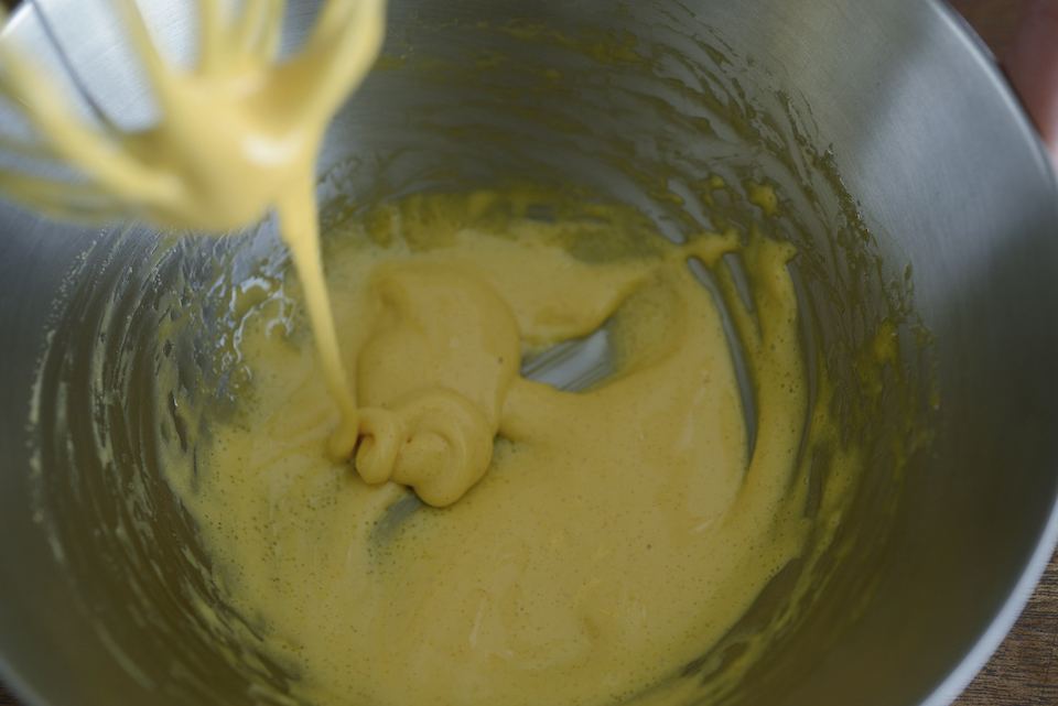 1.ボウルに卵黄を入れきび砂糖を加えたら白っぽくなるまでホイッパーでよく合わせる。
