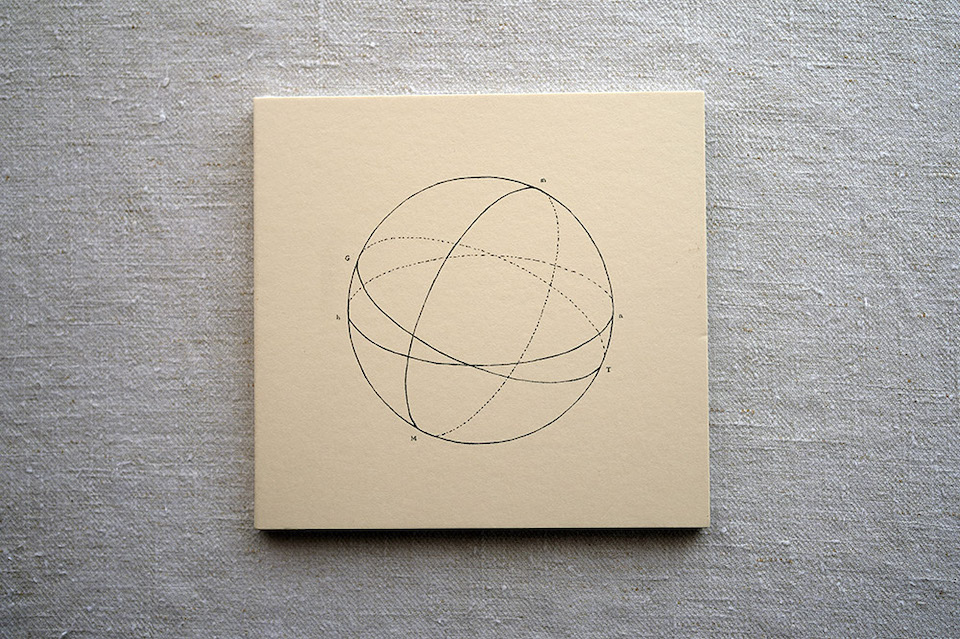 地球の"循環"を感じさせる、紙ジャケットのデザイン。Takahisa Suzuki（16Design Institute）が手がけた。