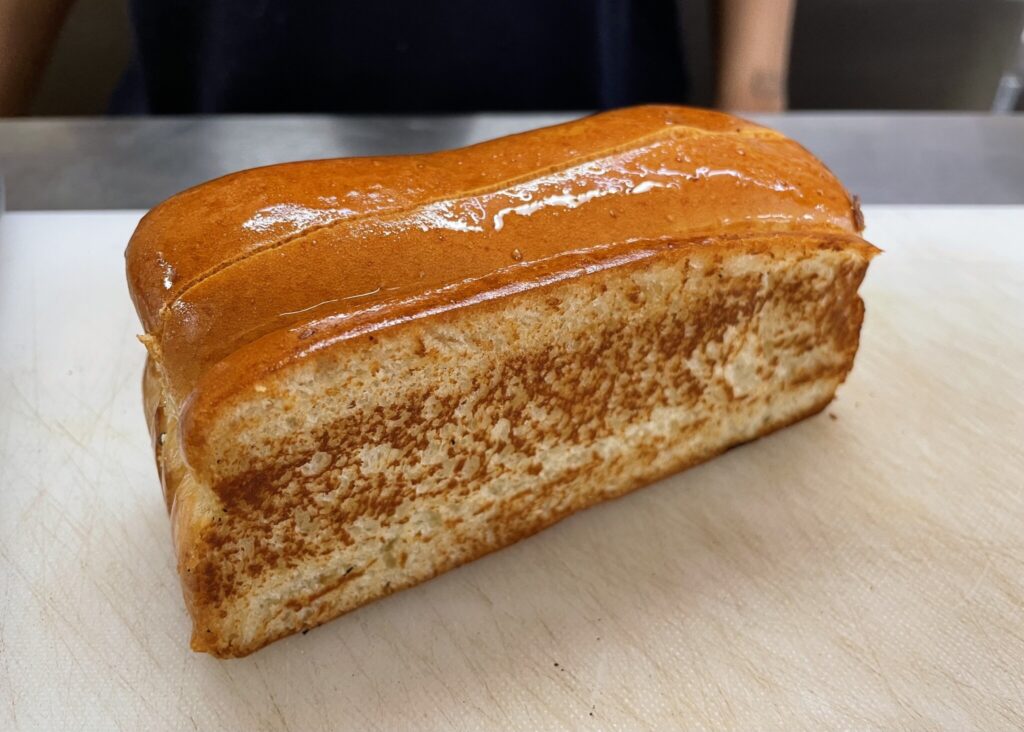 ひまわり油を表面に塗って、こんがり焼き上げたパン。日本の食パンのような食感。