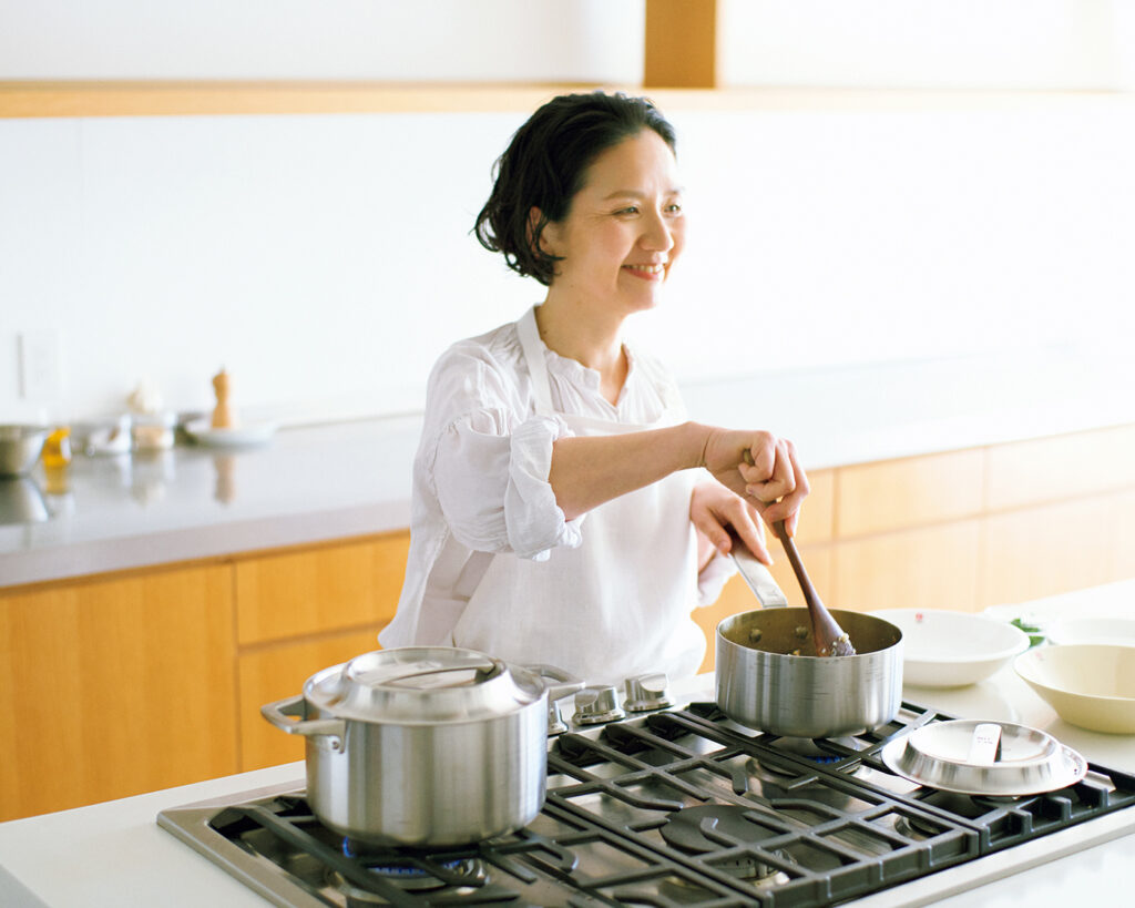 渡辺有子 Yuko Watanabe 料理家。料理教室と器店「FOOD FOR THOUGHT」を営む。センスを感じさせる料理に通じるライフスタイルも人気。『渡辺有子の家庭料理』 (主婦と生活社) 、『私の料理教室ノート。』 (マガジンハウス) ほか、著書が多数ある。