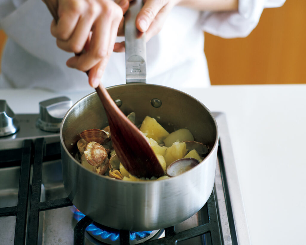 「アサリから出た旨味をジャガイモに吸わせて粉吹きにするときも、こびりつかないので慌てなくて大丈夫」。煮る以外にも蒸したり焼いたり、深さがあるので揚げ物にもいいし、パスタを茹でてもいい。蓋があるので、もちろんご飯だって少量から炊ける。
