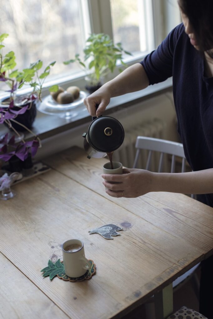 公私共に交流のある陶芸家、郡司庸久・慶子夫妻のカップと、蓋が
メタルになった〈ボダム〉のコーヒーメーカーは毎日使うお気に入り。