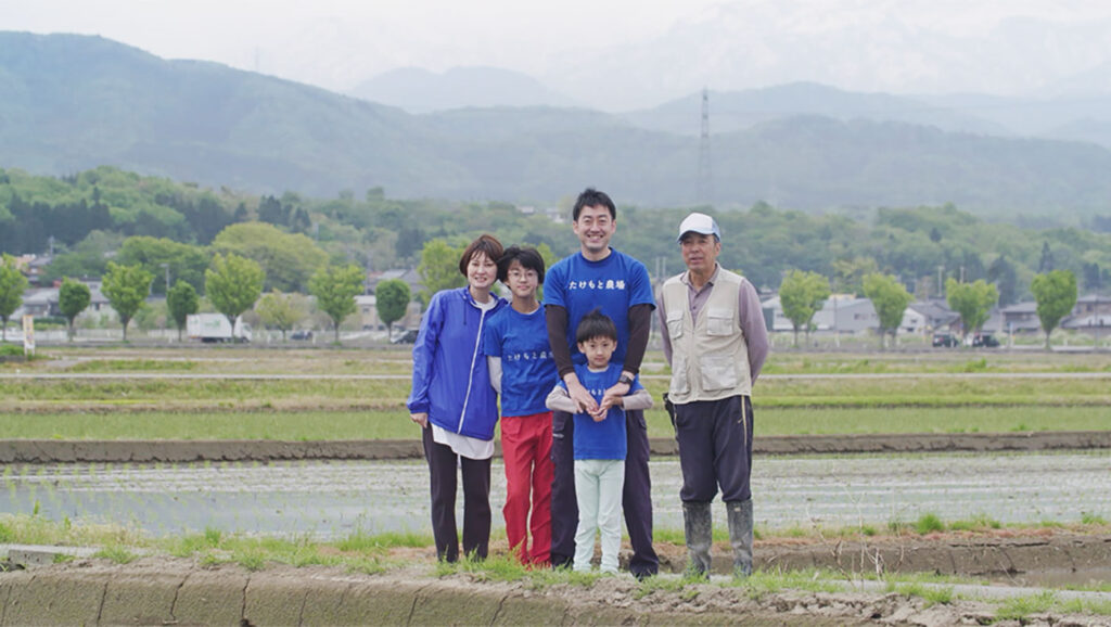 石川県の米農家「たけもと農場」の10代目竹本彰吾さんのご家族と、父の敏晴さん。家業を軸にしてそれぞれの立場で互いを思いやる関係性が見える。
