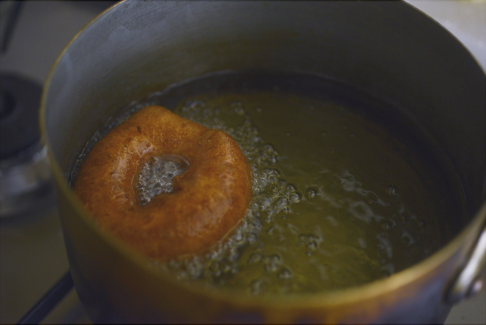 ６.鍋に油を入れ、温まったらドーナツを入れて両面を色よく揚げる。
＊温度の目安は170℃くらいで高温にしすぎないように。