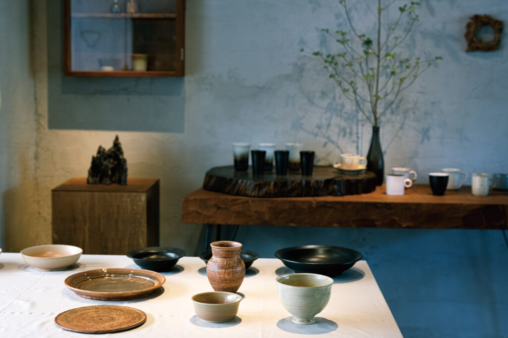 萩焼のひとつ、深川萩の作家、坂倉正紘、田原崇雄、坂倉善右衛門の器を紹介する『cafe＆pottery 音』（長門市深川湯本1261−12）。テラスもあり、彼らの器を使った抹茶も楽しめる。