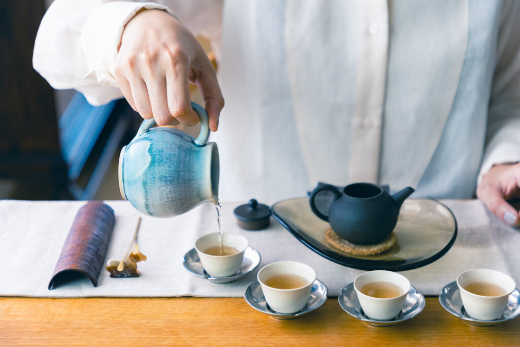 〈クリスチャンヌ・ペロション〉のミルクポットを茶海に、ベトナムの蓋置きを茶荷に見立てて。茶杯は『リーフマニア』で購入した、中国の作家、孫宝坤のもの。茶杓は真鍮製。道具の取り合わせも中国茶の楽しみだ。