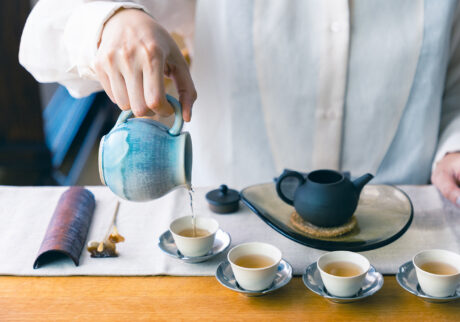 〈クリスチャンヌ・ペロション〉のミルクポットを茶海に、ベトナムの蓋置きを茶荷に見立てて。茶杯は『リーフマニア』で購入した、中国の作家、孫宝坤のもの。茶杓は真鍮製。道具の取り合わせも中国茶の楽しみだ。