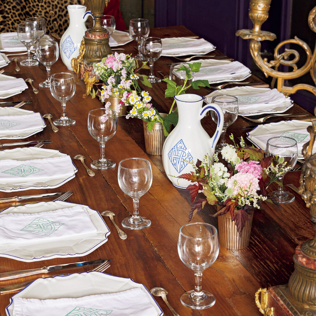 次女ヌールのために、彼女の友人たちを招いて開いた晩餐会のテーブルの様子がこちら。オフィシーヌ ユニヴェルセル ビュリー OFFICINE UNIVERSELLE BULY VICTOIRE DE TAILLAC ヴィクトワール・ドゥ・タイヤック