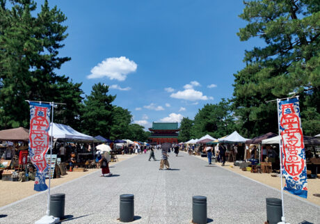 もはや毎月第1日曜の東寺・ガラクタ市、21日の東寺・弘法さん、25日の北野天満宮・天神さんという京都の三大骨董市に続く存在になっている。