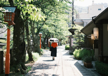 城崎温泉街のメイン通りから一本裏側に入った、木屋町通り沿いを歩くひうらさん。どこを切り取っても絵になる、風情ある街並みが広がる。