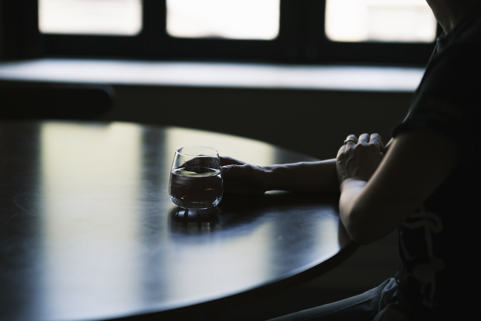 まだ家族が起きてきていない早朝、一杯の水から朝を始める。