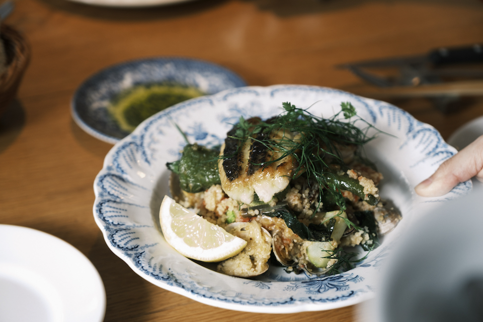 久美浜で獲れたスズキを使ったポワレは、京丹後のオーガニックファーム「SORA農園」の旬野菜とともに。