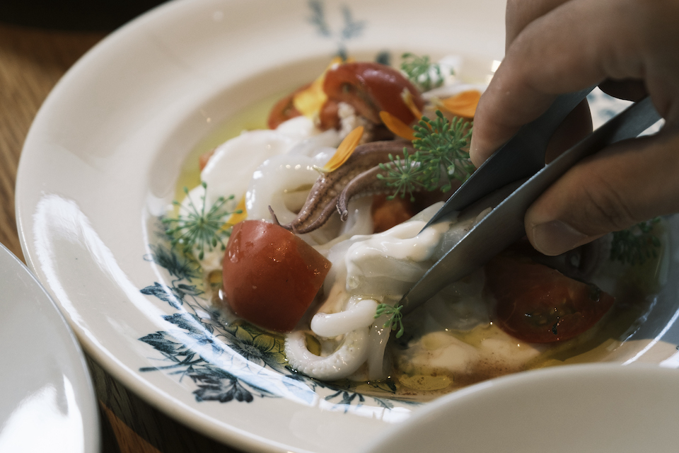 兵庫・竹野産の白イカと、トマト、ハーブ、フレッシュヨーグルトを使ったサラダ。