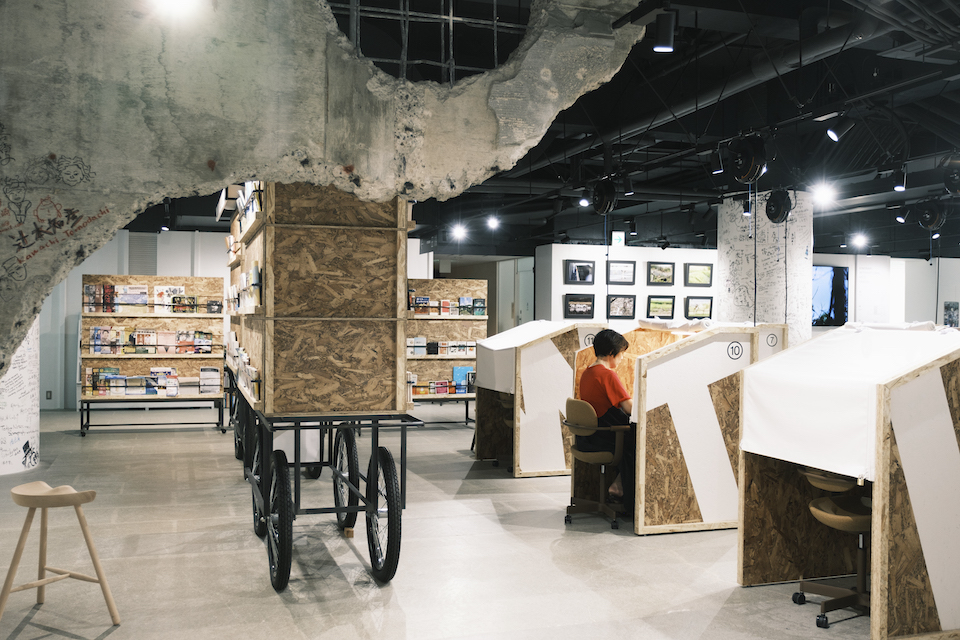 「城崎国際アートセンター」にある「WORKATION IN TOYOOKA @KIAC」。11のワーキングデスクと２つの個室があり集中して作業できる環境が整う。