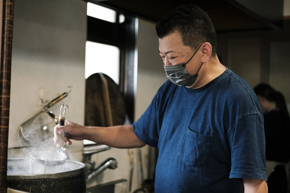 店主の松藤聡さん。地元産の小麦を殻ごとひいて作る麺が特徴的。