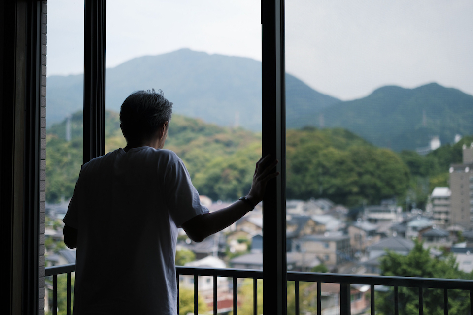 自宅から太宰府の景色を眺める郷古さん。東京とは全く違う時間の流れがここにはある。