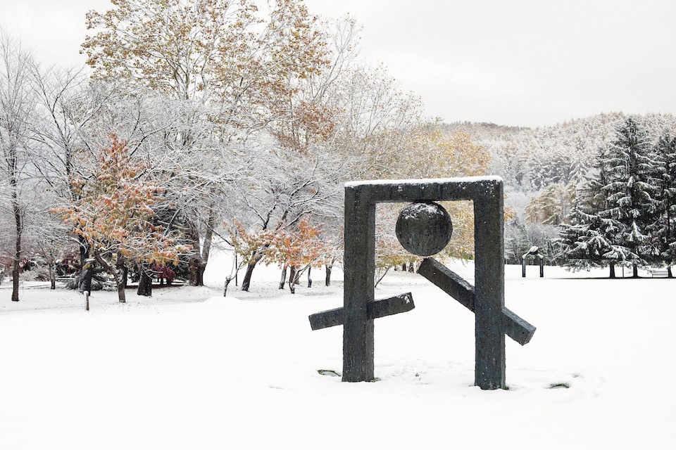 大理石、ブロンズによる安田の作品が約40点展示。雪をかぶった《真無》。