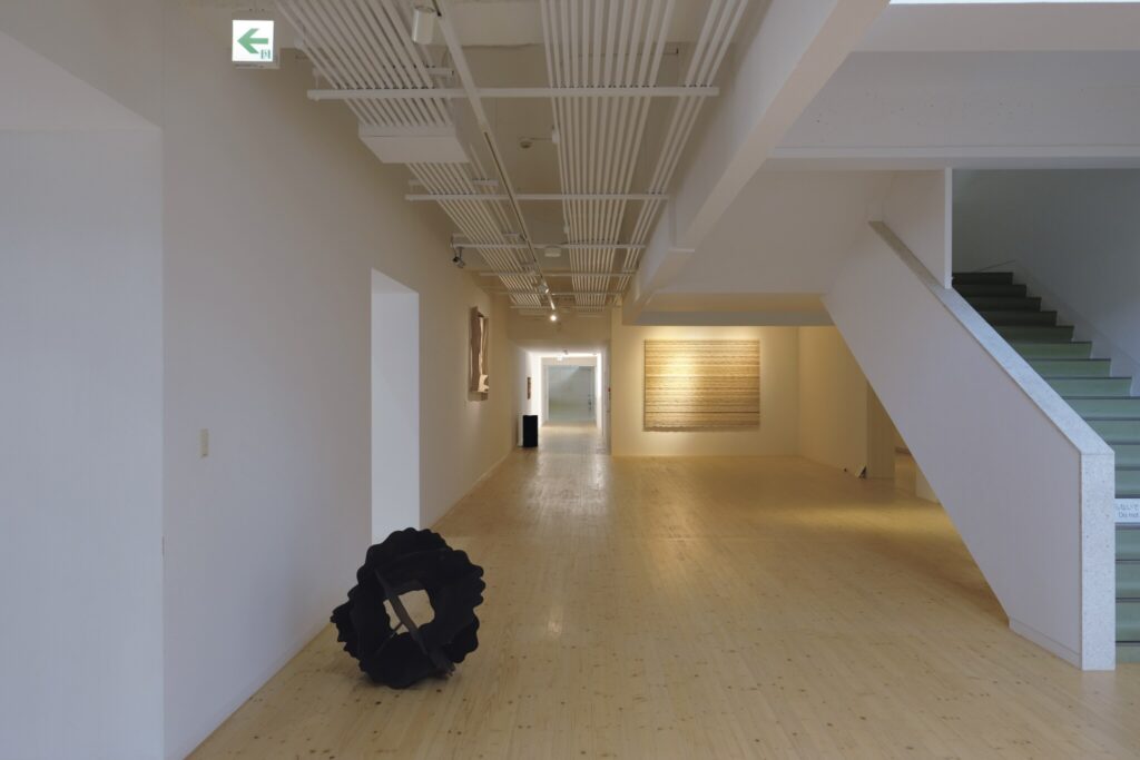 廊下などあらゆる場所に展示。photo：Yasuhiro Tsushima