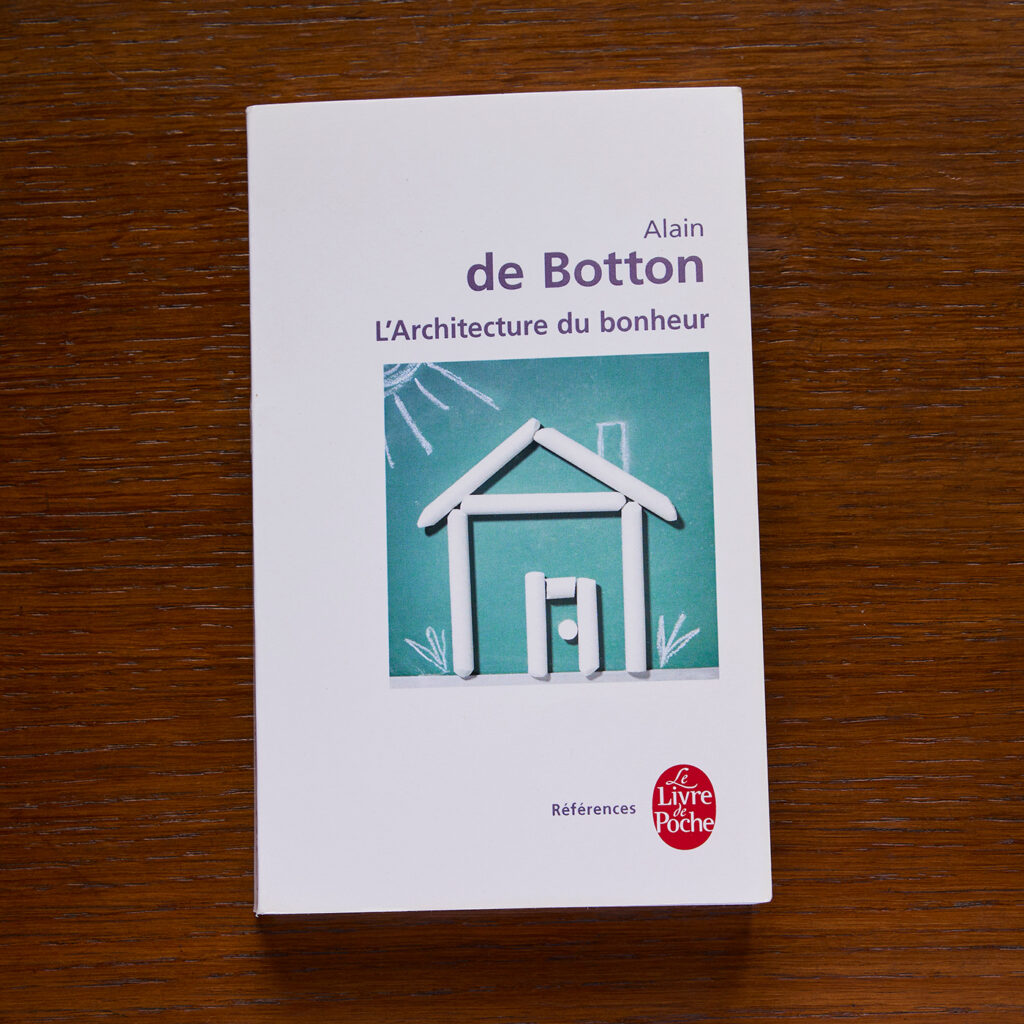 アラン・ド・ボトンの『幸福建築』。彼はとてもクリアな思考を持った哲学者。生活様式にも影響を与える建築は、私を魅了するテーマです。