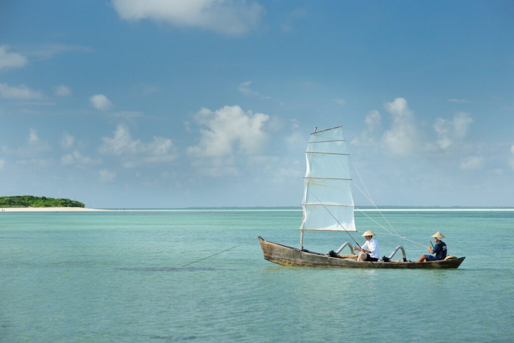 島民とともに操船ができる「サバニ」体験では、美しい海を渡りながら暮らしを紡いできた人々の姿が想像できる。