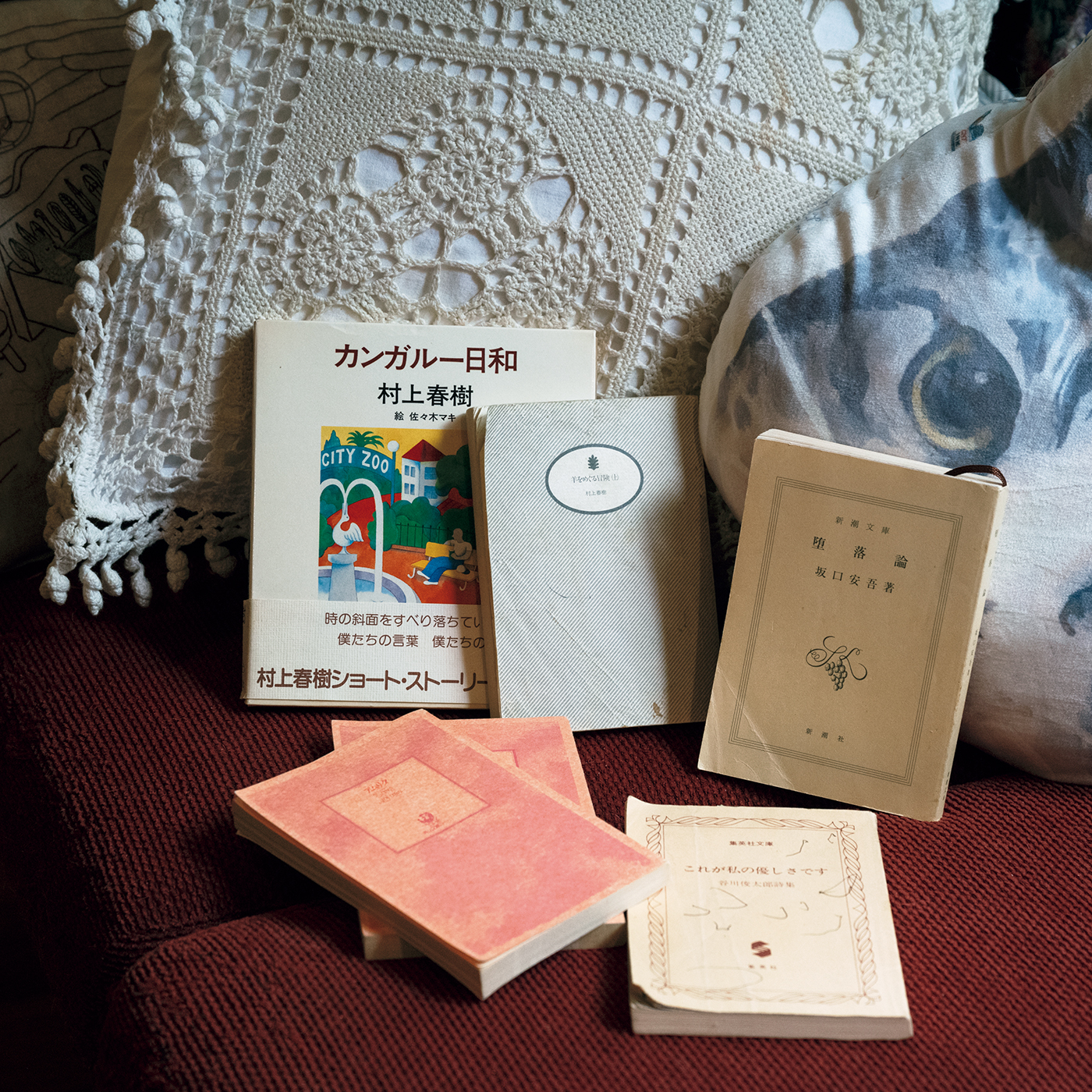 坂本美雨 ミュージシャン 本 &premium,いい本との、出合いは大切。,INSPIRING BOOKS,これが私の優しさです,カンガルー日和,村上,RADIO,DJ,村上春樹,司会のアシスタント | 10代から20代の多感な時期に手にした本。どれも読み込まれていて、線が引いてあったり、ページの端が三角に折られていたり。『これが私の優しさです』には、娘が小さい頃にした落書きが。『カンガルー日和』は、初版本を見つけて購入したもの。村上春樹がDJを務める番組『村上RADIO』で司会のアシスタントをするようになってからもらったという、著者のサインも。