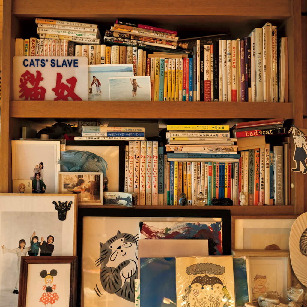 自宅にいくつかあるうち、ダイニングには猫の小説やエッセイを集めた本棚が。贈られたものも多く、本棚がいっぱいに。
