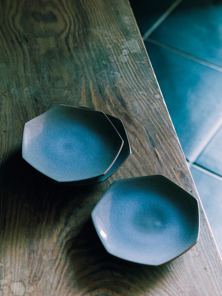 屋号となっている13代 田原陶兵衛さんの息子、田原崇雄さんは茶陶などの作品だけでなく、日常で使 いやすいものも制作。七角皿 各¥6,600。