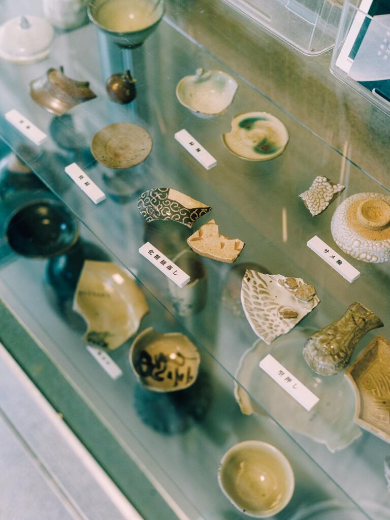 地元である三 ノ瀬の古窯跡で見つけた古陶片を研究して、流白釉が生まれたという。ギャラリーには、様々な陶片がガラス棚に展示されている。
