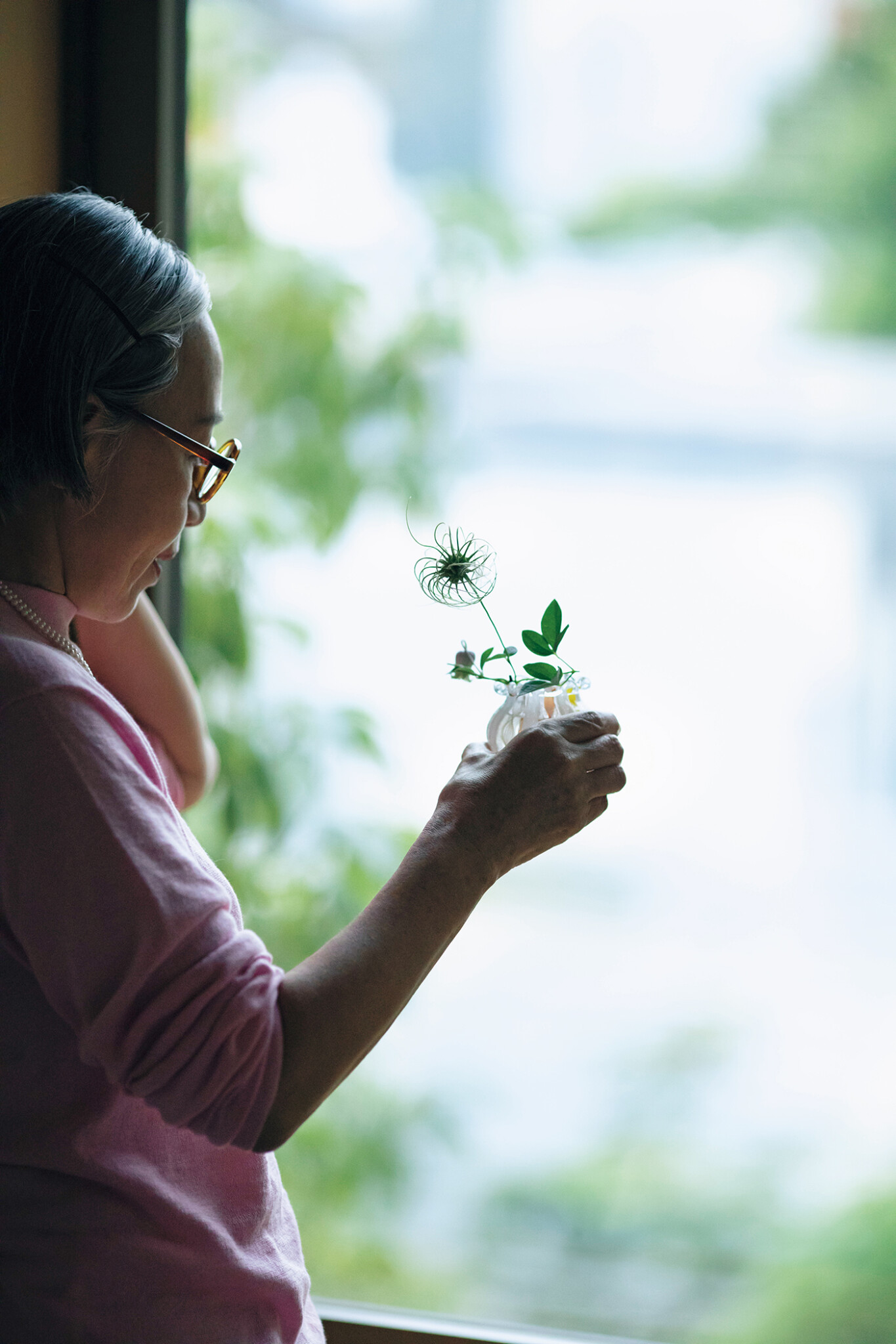 ベネチアングラスの小さな花器に花を生ける。花は井上さんの生活に必須のもの。