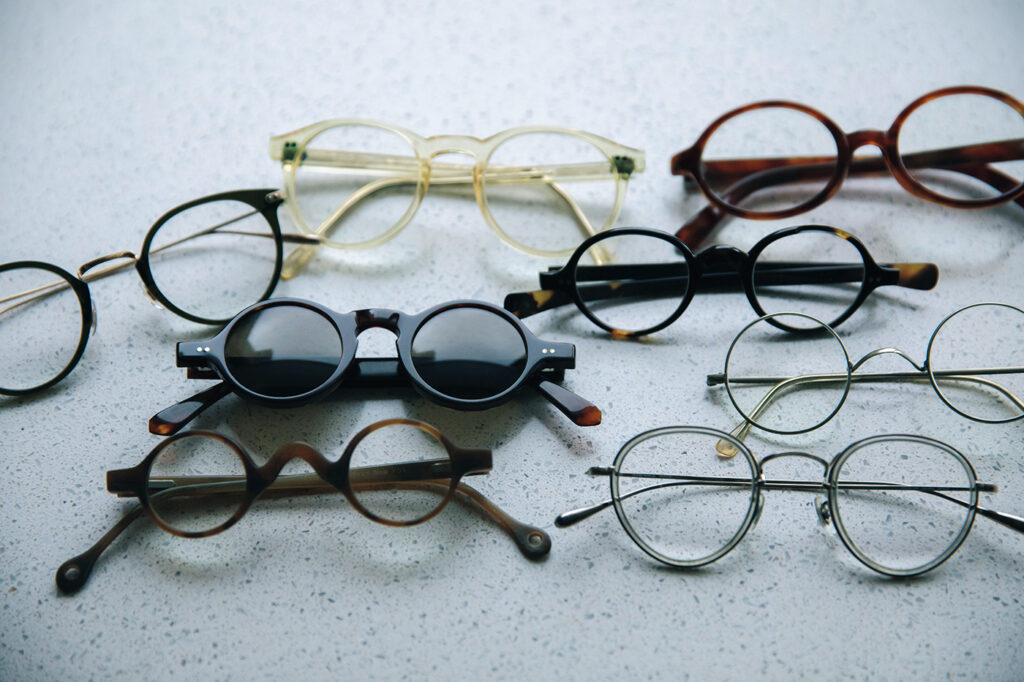 生活に欠かせないメガネたち。フレームはべっ甲やバッファローホーン、昔のプラスチックなど、風合いがある素材のものが多い。