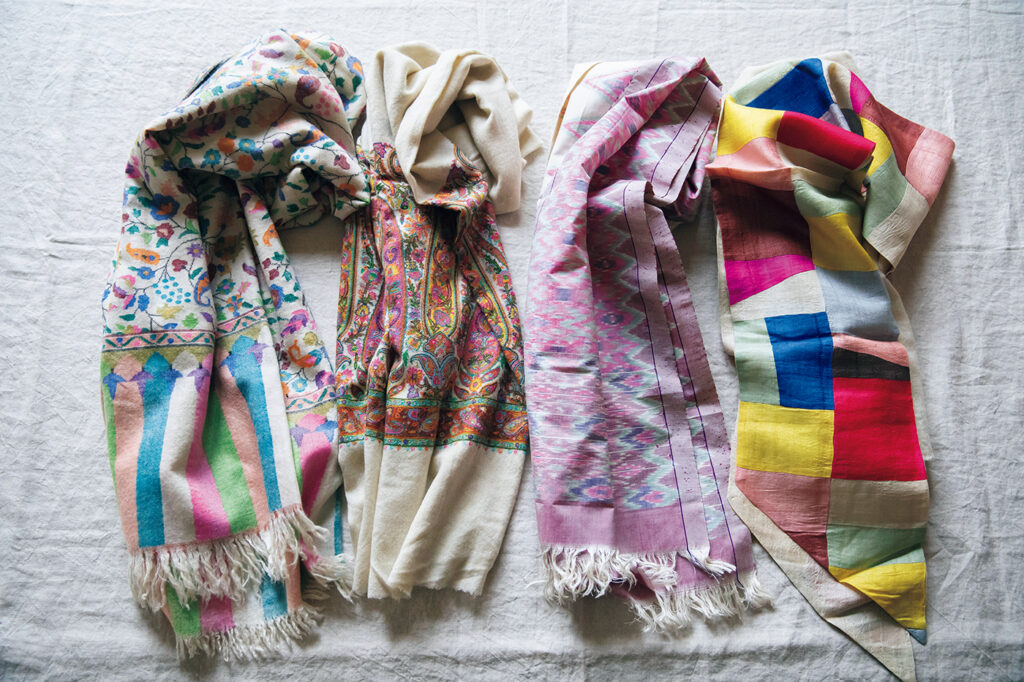 左のインドの手織りストール2枚は約15年前に購入。ピンクの布はインドネシアの絣。右端は〈45R〉で作った、韓国のポジャギをイメージしたストール。色の組み合わせが秀逸。