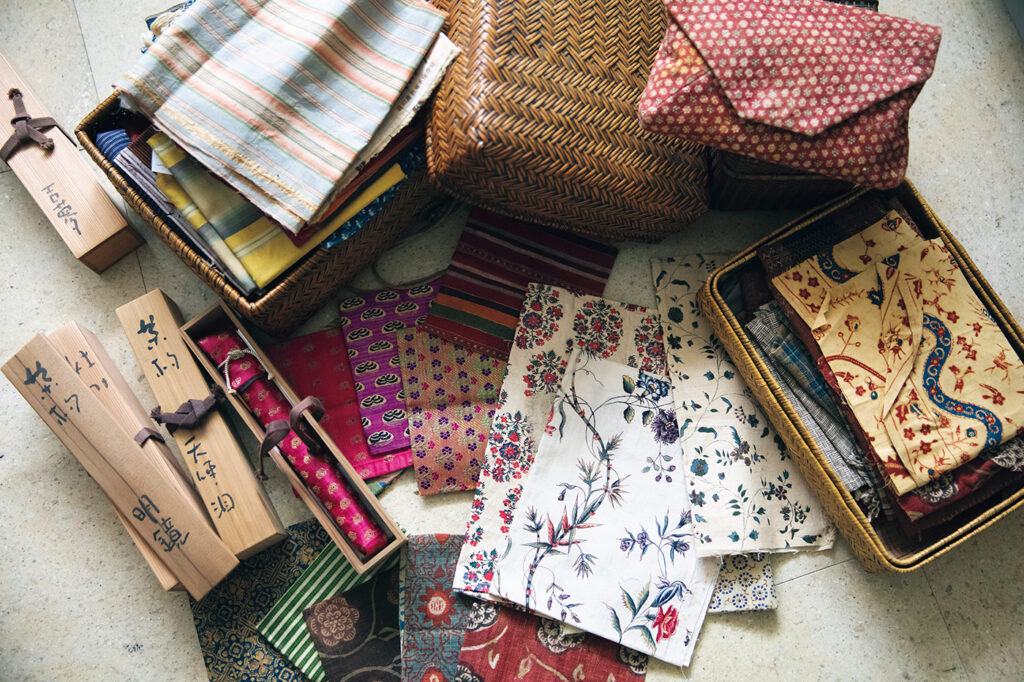 ペルシャ時代の更紗もある古裂。国内外の古い布を集めていて、デザインの資料にすることもあるが、これらを使って自分で茶事に使う帛紗や数寄屋袋を作っている。