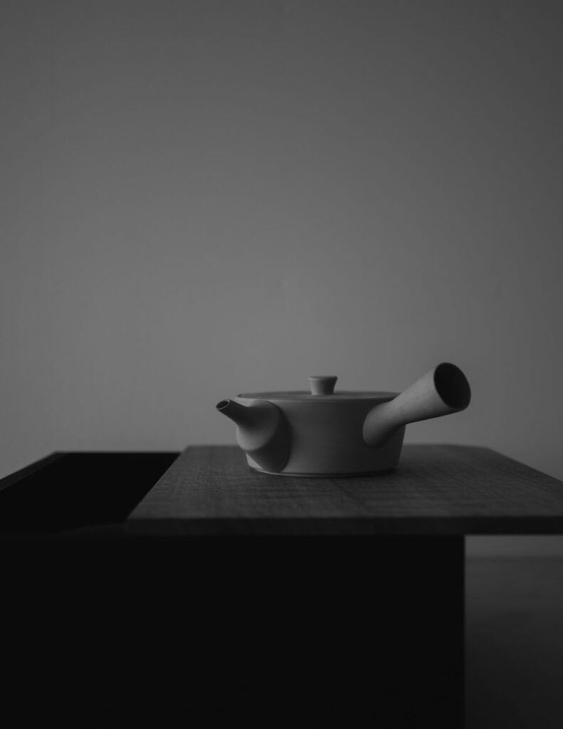 本展で特別展示される茶箱 『四方』(限定受注生産)。茶事にまつわる器を中心に人が引き寄せられ、輪ができる。人が集い、会話が生まれる。そんな風景を思い、特製箱に茶道具を収めた。
