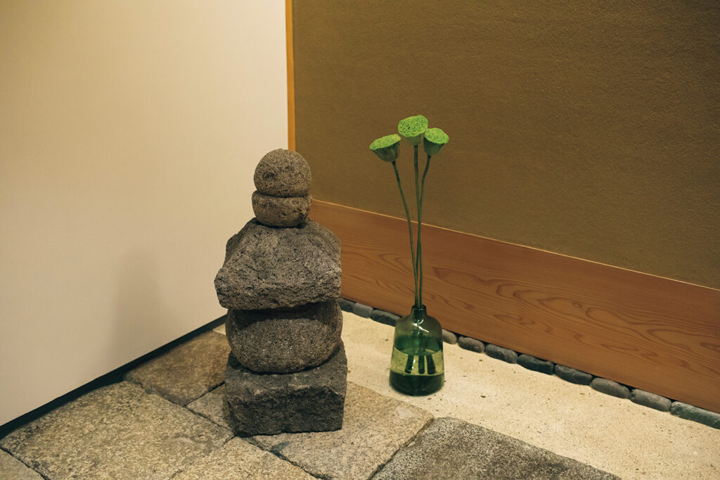 玄関にも花を欠かさない。地・水・火・風・空の五大を石でかたどって積み上げた五輪塔は、室町もしくは鎌倉期のもの。仏教美術に興味を持ち始めたのは、友人の影響もある。