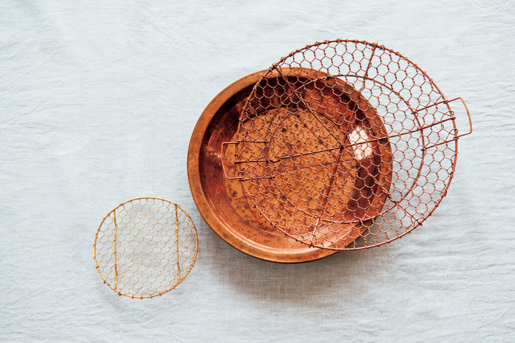 インドの銅皿と名品〈金網つじ〉の金網のコンビは揚げ物に活躍。横浜・野毛の居酒屋で一目惚れした小さな金網も仲間に。