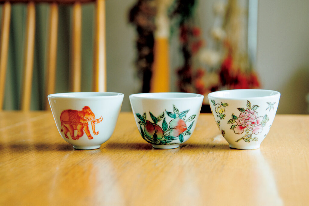 香港の絵付け茶碗。大量生産のくせに（いや、そのせいで）ひとつひとつ形も柄も違う。それが愛らしい。