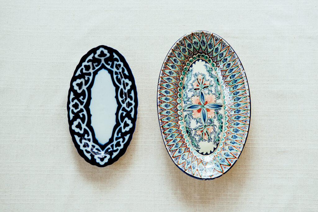 オーバル皿はウズベキスタンから。右は作家もの。左は大衆食堂でよく見る絵柄で”国民皿”と呼ぶ。
