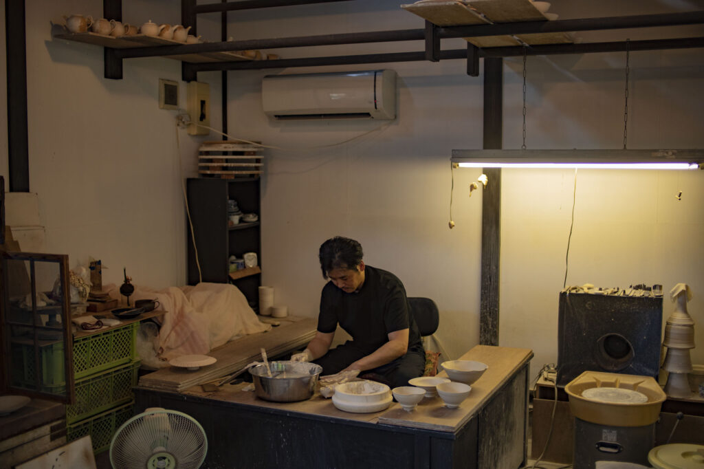出展作家のひとり、佐賀県有田町にて「陶房 心和庵」開窯し、三川内焼の伝統的な風合いを継承しながら、現代の多様な生活様式に合わせた作品づくりをしている、磁器作家の中里博恒の工房にて。photo:Jiro Konami