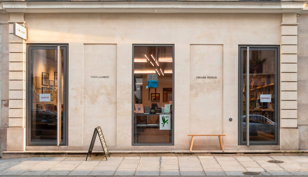 パリ3区にある『Yvon Lambert』。前身は20世紀と21世紀初頭を代表するアーティストたちの展覧会を開催してきた「Yvon Lambert Gallery」。2014年に同ギャラリーが閉廊後、ブックストア、展⽰スペース、出版社を併設したより親密なスペースとしてオープン。