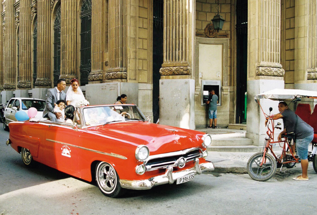古きよきヨーロッパの雰囲気も残るハバナ市外。この街の名物でもあるクラシックカーに乗った結婚式直後の夫婦に遭遇。