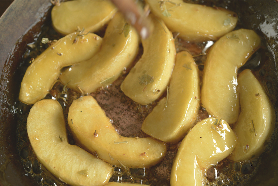 １.フライパンにきび砂糖と水を入れ、砂糖が溶けて泡がぶくぶくしてきたら、
りんごとリンデンを入れ、香りづけしながら表面をこんがりするまで中弱火で炒める。
