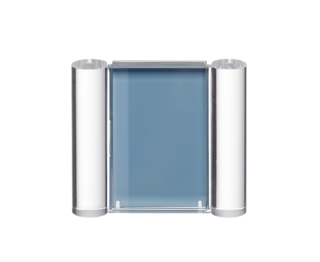 フランス人デザイナー、インガ・センぺによる繊細なガラスアイテムのコレクション「フィリグラーニ」。1カット目のガラスボウルや、このフォトフレームもそのひとつ。2本のガラスの柱のデザインはミニマルで、収めるものを美しく引き立てる。フォトフレーム（76ｘ64ｍｍ）¥7,700（イッタラ）