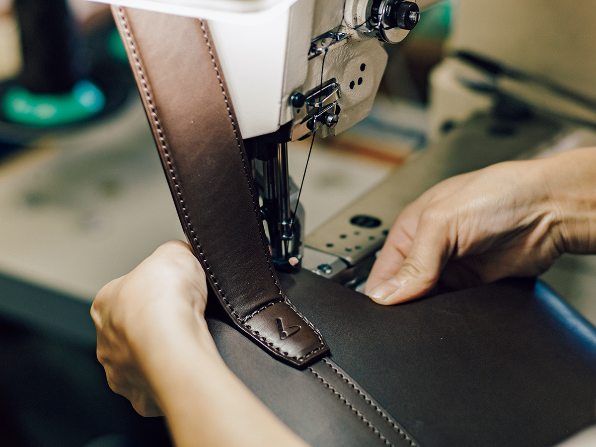 硬くて厚い革の縫製は、ピッチを均一に歪みなくミシンをかけるのも至難の業だという。